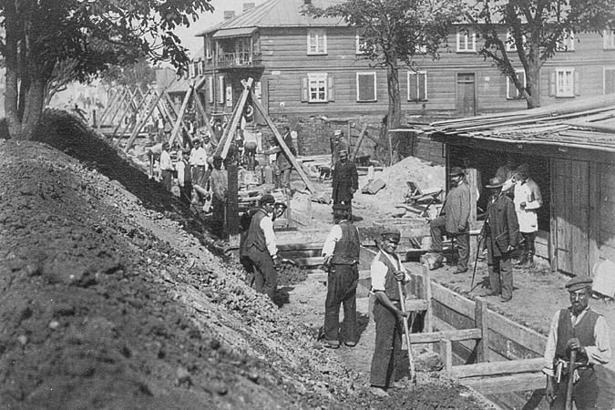 Μέχρι το 1890, στη Βαρσοβία είχαν τοποθετηθεί σχεδόν 107 χιλιόμετρα αγωγών ύδρευσης. Φωτογραφία: Κόνραντ Μπραντλ - By 1890, almost 107 km of water pipes were laid in Warsaw. Photo: Konrad Brandl/ fotopolska.eu