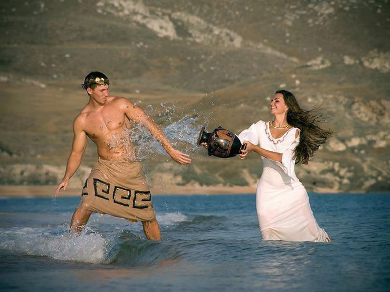 Ελληνες άντρας γυναίκα ζευγάρι παίζουν στην θάλασσα