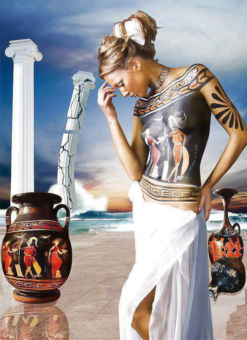 Ελληνίδα με ζωγραφική σώματος σαν αρχαία αγγειογραφία
