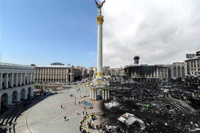 Η πλατεία Ανεξαρτησίας στο Κίεβο πριν και μετά το πραξικόπημα Μαϊντάν το 2014