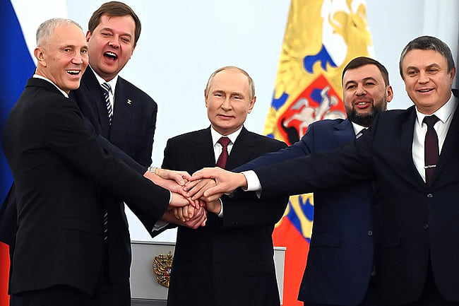 Ο Πούτιν και οι επικεφαλείς των Ντονέτσκ, Λουγκάνσκ, Ζαπορόζιε, και Χερσώνος, τελετή υπογραφής συνθηκών για ένταξη στην Ρωσσία, Κρεμλίνο, 30 Σεπτεμβρίου 2022