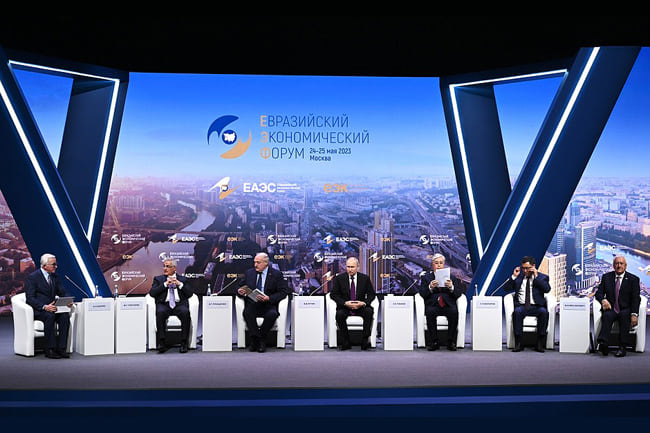 Συνεδρίαση ολομέλειας, Ευρασιατικό Οικονομικό Φόρουμ, 24-25 Μαΐου Μόσχα. Πρόεδροι Ρωσσίας Β. Πούτιν, Λευκορωσσίας Α. Λουκασένκο, Καζακστάν Κ. Τοκάεφ, Κυργιζιστάν Σ. Τζαπάροφ, υφυπουργός Αρμενίας Μ. Γκριγκοριάν, Πρόεδρος Επιτροπής Μ. Μιασνκίκοβιτς.