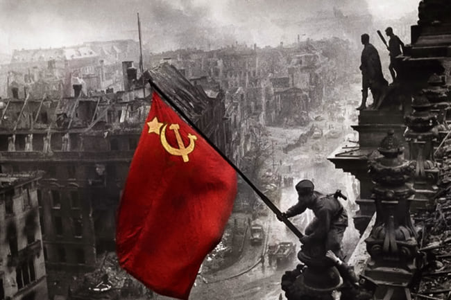 Ἡ σημαία τῆς νίκης πάνω ἀπὸ τὸ Ράιχσταγκ, Βερολίνο, 1945 - Soviet flag, Victory Banner over the Reichstag, Berlin 1945