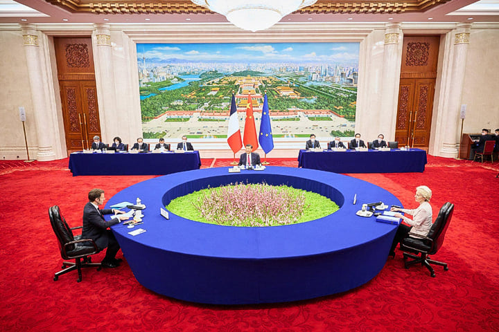 Τριμερής συνάντηση μεταξύ του Προέδρου της Κίνας Ξί Τζινπίνγκ, του Προέδρου της Γαλλίας Εμμανουήλ Μακρόν και της επικεφαλής της Ευρωπαϊκής Επιτροπής Ούρσουλα φον ντερ Λάιεν